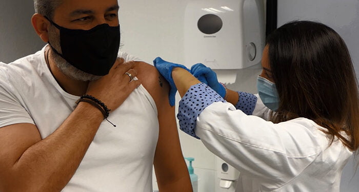 Comienza la vacunación frente a la Covid-19 y la gripe en el Hospital de Guadalajara