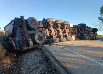 Cortada totalmente al tráfico la CM-211 tras el vuelco de un camión 5 Cortada totalmente al tráfico la CM-211 tras el vuelco de un camión