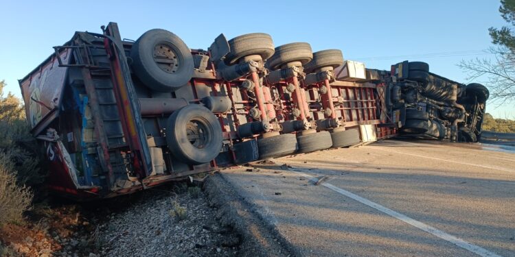 Cortada totalmente al tráfico la CM-211 tras el vuelco de un camión 1 Cortada totalmente al tráfico la CM-211 tras el vuelco de un camión