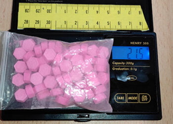 Cuatro en un coche por San Clemente, una menor de edad, dos en situación irregular, el conductor sin carnet... Y con 43 gramos de "cocaína rosa" 7 Cuatro en un coche por San Clemente, una menor de edad, dos en situación irregular, el conductor sin carnet... Y con 43 gramos de cocaína rosa