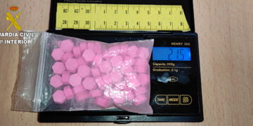Cuatro en un coche por San Clemente, una menor de edad, dos en situación irregular, el conductor sin carnet... Y con 43 gramos de cocaína rosa