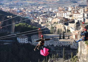 Cuenca abre esta semana al público la tirolina desde el barrio del Castillo a la Cueva de la Zarza: 445 metros a 80 kilómetros por hora