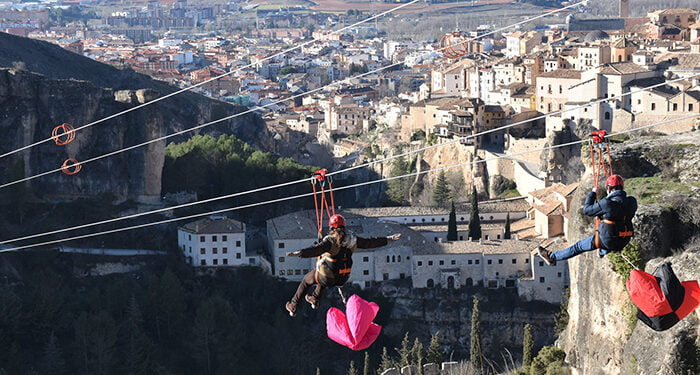 Cuenca abre esta semana al público la tirolina desde el barrio del Castillo a la Cueva de la Zarza 445 metros a 80 kilómetros por hora