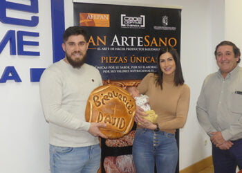 David Gómez Jurado ya tiene su pan gratis por ser el primer bebé nacido en Cuenca en 2023