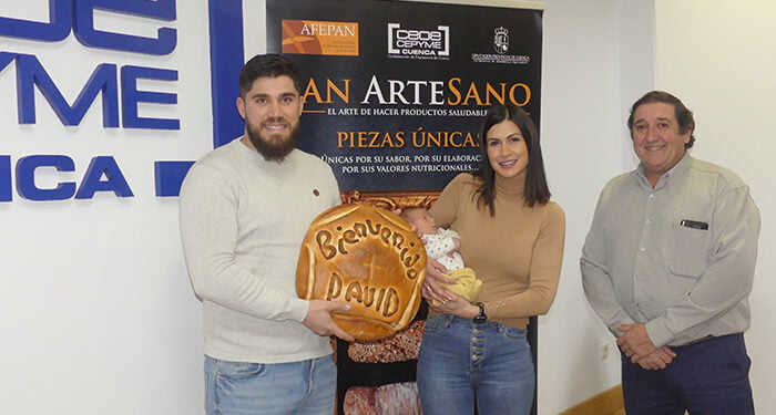 David Gómez Jurado ya tiene su pan gratis por ser el primer bebé nacido en Cuenca en 2023