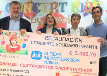 El Ayuntamiento de Cuenca entrega la recaudación del espectáculo de Gisela a Aldeas Infantiles SOS