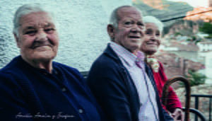 El Ayuntamiento de Enguídanos presenta su calendario solidario 2023, dedicado a las personas mayores