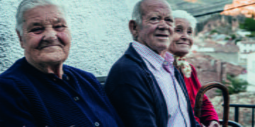 El Ayuntamiento de Enguídanos presenta su calendario solidario 2023, dedicado a las personas mayores