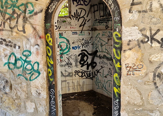 El Ayuntamiento de Sacedón se harta de la Confederación Hidrográfica del Tajo y exige la reapertura, limpieza y mantenimiento del castillo colgado de Entrepeñas