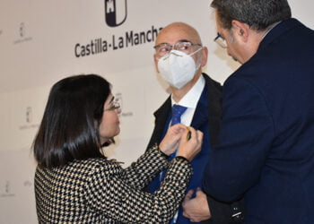 El doctor Manuel Tordera recoge emocionado la Orden Civil de Sanidad