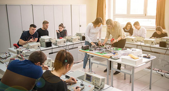 El Gobierno regional duplica el número de centros que pueden participar en el consorcio ‘Erasmus+’ de FP, coordinado por la Consejería de Educación 1 El Gobierno regional duplica el número de centros que pueden participar en el consorcio ‘Erasmus+’ de FP, coordinado por la Consejería de Educación