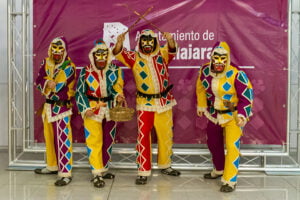 Hoy, festividad de San Antón, la botarga de Guadalajara sale a la calle para ofrecer ‘El Alhiguí’, desde la iglesia de Santiago