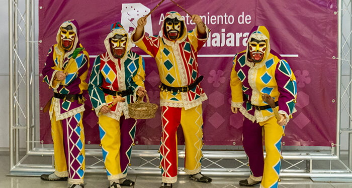 Hoy, festividad de San Antón, la botarga de Guadalajara sale a la calle para ofrecer ‘El Alhiguí’, desde la iglesia de Santiago 1 Hoy, festividad de San Antón, la botarga de Guadalajara sale a la calle para ofrecer ‘El Alhiguí’, desde la iglesia de Santiago