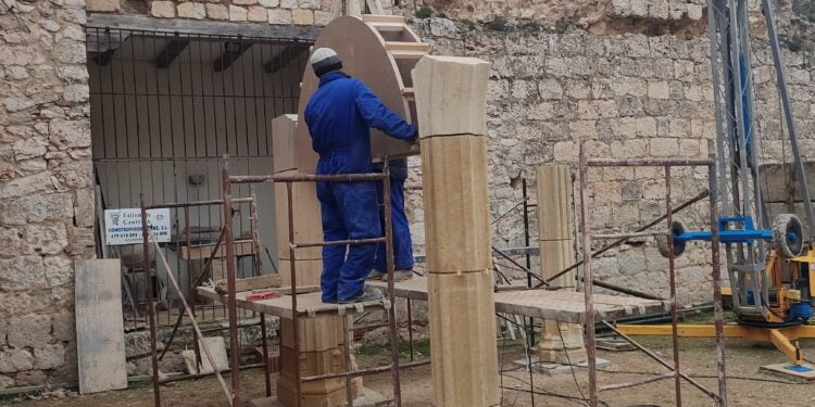 Comienzan las obras de reconstrucción del claustro del Castillo de Jadraque 1 instalacion claustro de jadraque