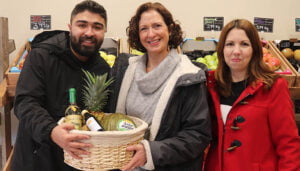 La ganadora de la Gran Cesta de Navidad recogió sus regalos en los comercios de Cabanillas