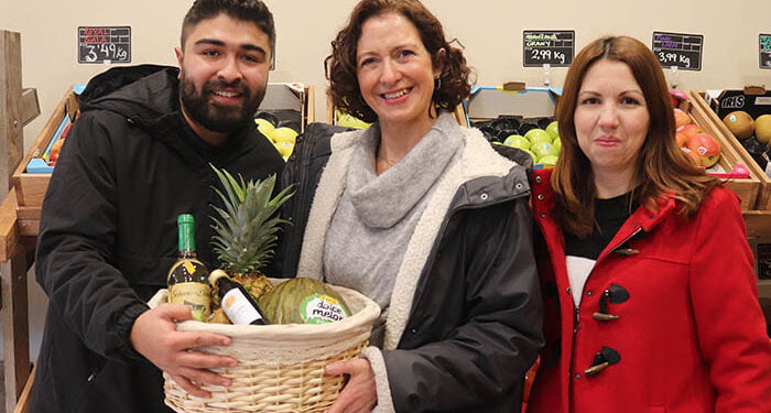 La ganadora de la Gran Cesta de Navidad recogió sus regalos en los comercios de Cabanillas