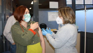 La Gerencia del Área Integrada de Cuenca comienza la vacunación sin cita previa de covid y gripe en el Policlínico del Hospital