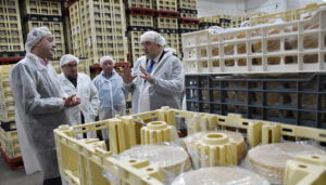 La Junta destaca los “magníficos datos de exportación” del queso manchego que superan los 170 millones de euros en 2022