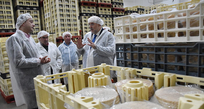 La Junta destaca los “magníficos datos de exportación” del queso manchego que superan los 170 millones de euros en 2022