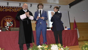 La UCLM celebra su patrón con el recuerdo a Emilio Ontiveros y la bienvenida a los nuevos doctores y doctoras