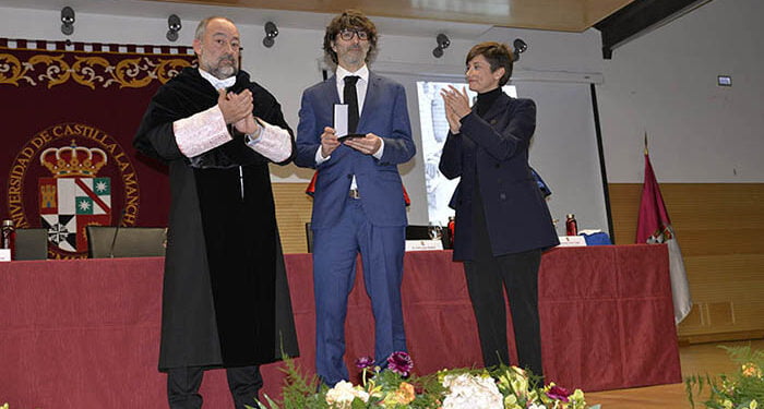 La UCLM celebra su patrón con el recuerdo a Emilio Ontiveros y la bienvenida a los nuevos doctores y doctoras