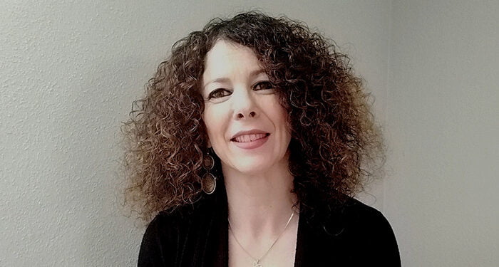 Para hablar de sillones están 1 María José Pérez Salazar, candidata a la alcaldía de Azuquec apor IU en las próximas elecciones municipales