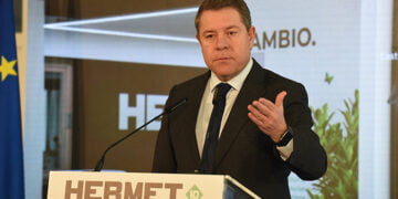 Page avanza la ampliación del programa regional de transfusiones de sangre con medios aéreos, un servicio “único” en España