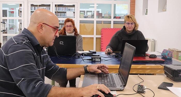 Una docena de vecinos y vecinas mejoraron su empleabilidad con los cursos de informática del Bilib en Cabanillas