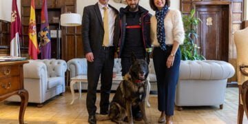 Alberto Rojo agradece al bombero, David Hernández, y su perro, Vito, el trabajo realizado tras el terremoto de Turquía