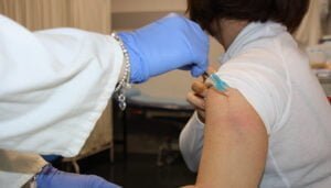 Alrededor de 500 personas han pasado por el punto de vacunación sin cita previa instalado en el Hospital Virgen de la Luz para recibir la segunda dosis de refuerzo de la COVID-19