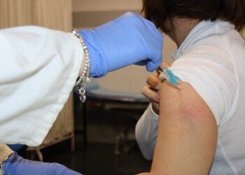 Alrededor de 500 personas han pasado por el punto de vacunación sin cita previa instalado en el Hospital Virgen de la Luz para recibir la segunda dosis de refuerzo de la COVID-19