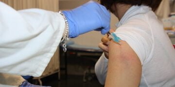 Alrededor de 500 personas han pasado por el punto de vacunación sin cita previa instalado en el Hospital Virgen de la Luz para recibir la segunda dosis de refuerzo de la COVID-19