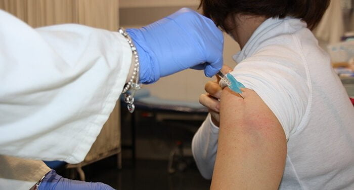 Alrededor de 500 personas han pasado por el punto de vacunación sin cita previa instalado en el Hospital Virgen de la Luz para recibir la segunda dosis de refuerzo de la COVID-19