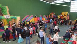 Animado Viernes de Carnaval en Cabanillas, con hinchables infantiles, baile de mayores y el concurso de disfraces para mascotas