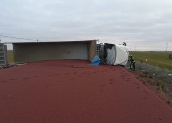 Cortada la CM-3114 en Villanueva de la Jara por el vuelco de un tráiler
