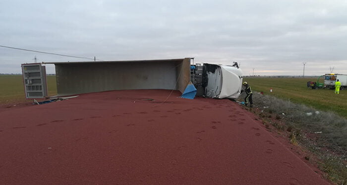 Cortada la CM-3114 en Villanueva de la Jara por el vuelco de un tráiler