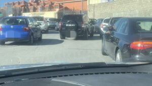 Cuenca en Marcha pide sancionar los estacionamientos indebidos en la rotonda del Hospital