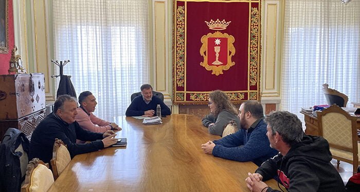 Dolz da la bienvenida a la nueva Directiva de las Peñas Mateas, con su presidente Mario Pinós a la cabeza