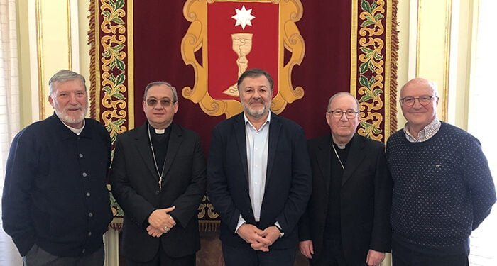 Dolz recibe al arzobispo de Cuenca de Ecuador, ciudad hermanada con Cuenca desde 2007 1 Dolz recibe al arzobispo de Cuenca de Ecuador, ciudad hermanada con Cuenca desde 2007