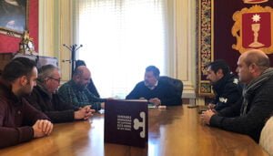 Dolz se reúne con la Hermandad del Santísimo Ecce-Homo de San Miguel para conocer su proyecto de rejería artística