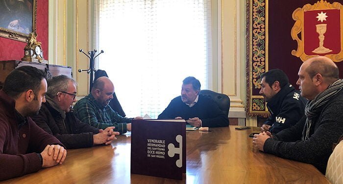 Dolz se reúne con la Hermandad del Santísimo Ecce-Homo de San Miguel para conocer su proyecto de rejería artística