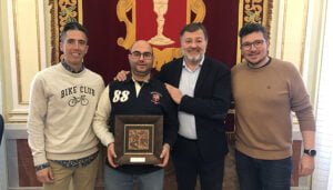 El Ayuntamiento de Cuenca hace entrega de una placa conmemorativa a Javier Benayas, ex presidente de la Asociación de Peñas Mateas