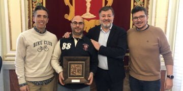 El Ayuntamiento de Cuenca hace entrega de una placa conmemorativa a Javier Benayas, ex presidente de la Asociación de Peñas Mateas