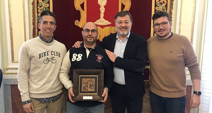 El Ayuntamiento de Cuenca hace entrega de una placa conmemorativa a Javier Benayas, ex presidente de la Asociación de Peñas Mateas