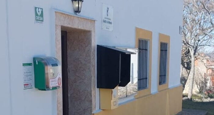 El Ayuntamiento de Pareja instala desfibriladores en todas las pedanías y urbanizaciones del municipio