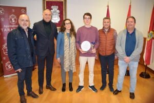 El Ayuntamiento de Tarancón rinde homenaje al deportista Adrián González, campeón de España de natación adaptada