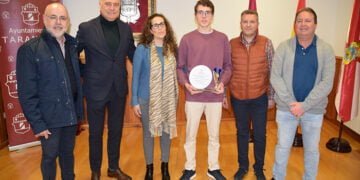 El Ayuntamiento de Tarancón rinde homenaje al deportista Adrián González, campeón de España de natación adaptada