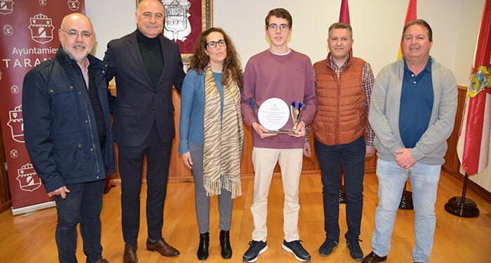 El Ayuntamiento de Tarancón rinde homenaje al deportista Adrián González, campeón de España de natación adaptada