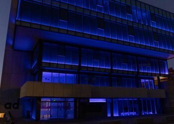 El edificio Arriaca Digital estrena una iluminación ornamental que ensalza el valor arquitectónico del entorno