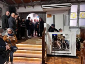 El Gobierno regional colabora en la instalación de una plataforma elevadora automática en la Peña El Mosto de Tarancón